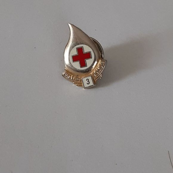 Vintage Red Cross 3 Gallon Donor lapel pin hat pin - Picture 1 of 2